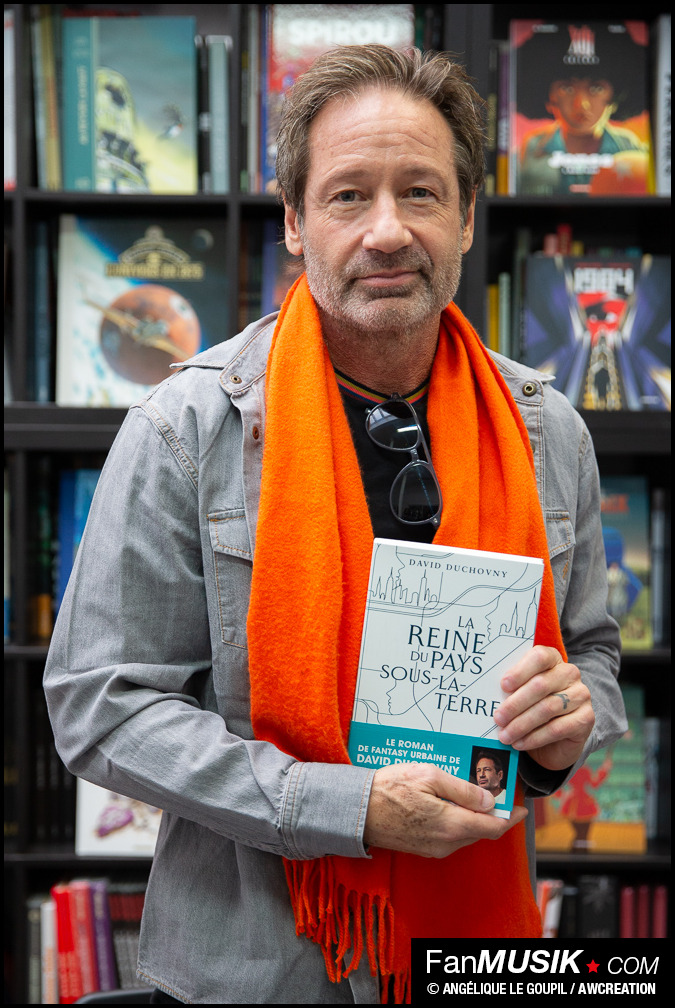 David Duchovny en dédicace pour son livre La Reine du Pays Sous-La-Terre - 15 novembre 2023