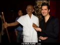 Yoann Fréget, devant la statue de Gandhi au Musée Grévin